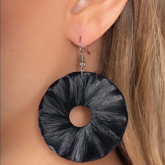 paparazzi Jewelry - Paparazzi Fan the Breeze - Black Earrings